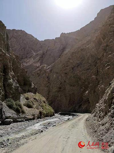 图为昆仑山内临时修建的便道。许珠珠摄