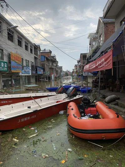 ▲鄱阳县油墩街镇桥头街区一片汪洋。摄影/许云峰