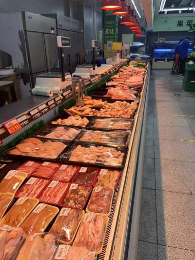 朝阳区京客隆针织路超市肉类品摆放的满满当当 李宁/摄