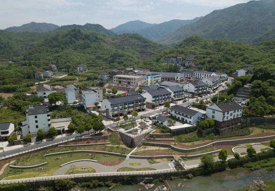 这是浙江省绍兴市上虞区岭南乡丰树坪村村貌（4月21日无人机航拍）。该村于2016年开始对村容村貌进行集中整治，打造全域大花园大景区。新华社记者 翁忻旸 摄