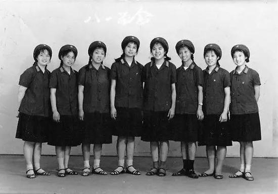 女兵们穿着热区部队配发的可当衬衣内穿和戴领章外穿的两用衬衣，裙子也是藏蓝色78式军裙。