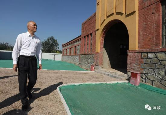 察看新安森林公园里平移复建的老区政府