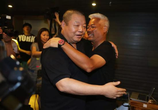  ▲2014年6月3日，北京，巫启贤当天为北京个唱彩排，臧天朔前往探班。&nbsp; &nbsp;&nbsp;图据东方IC