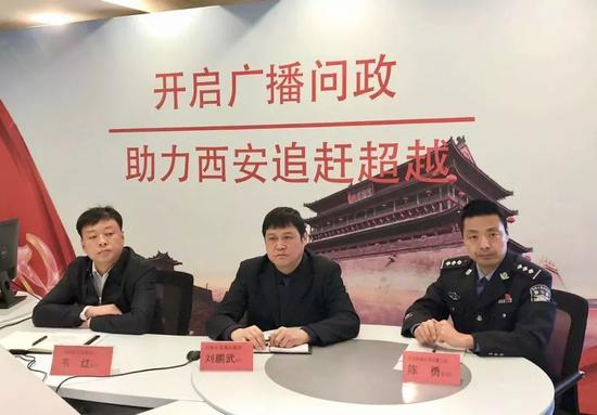 刘鹏武（中）