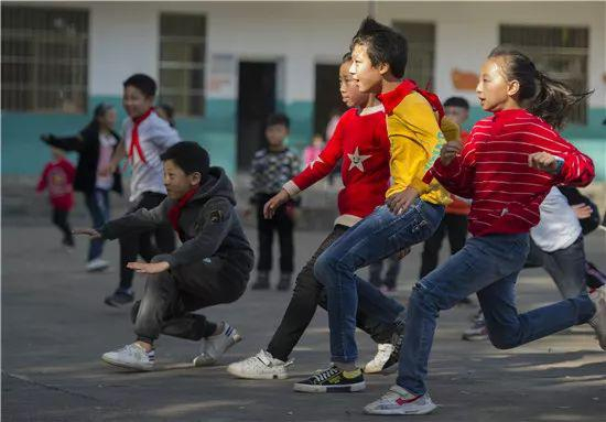  ▶ 711 矿曾经的子弟学校，孩子们课间休息。