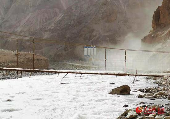 图为村民们日常经过的吊桥。许珠珠摄