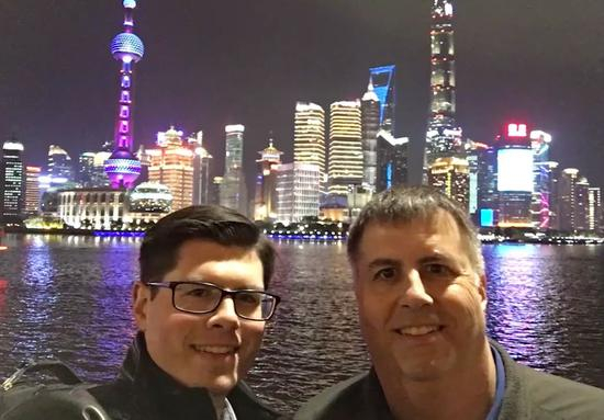 ▲安东尼（左）和父亲在上海外滩（视频截图）
