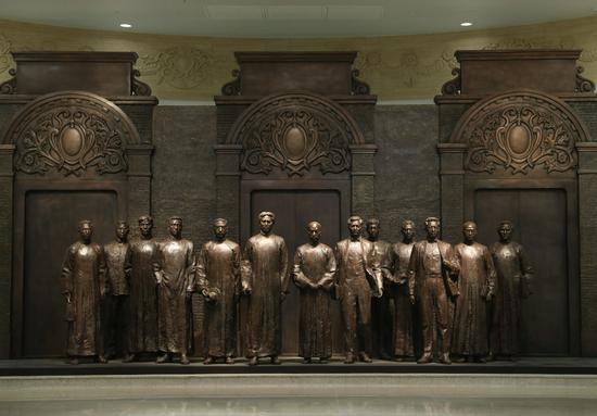 6月1日拍摄的中共一大纪念馆内的一大代表群体铜像。新华社记者 刘颖 摄