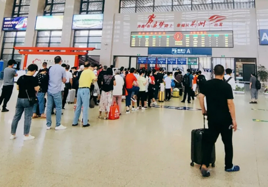  荆州火车站候车厅。图片源自大众点评