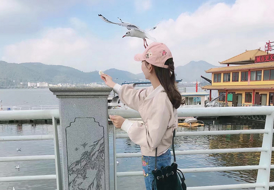 闲暇时间，梦月会去旅游放松自我