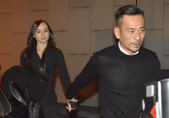 　·周焯华（右）与刘碧丽当街牵手。