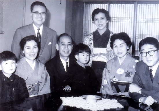 岸信介家族合影，中间小男孩为安倍晋三（图源：网络）