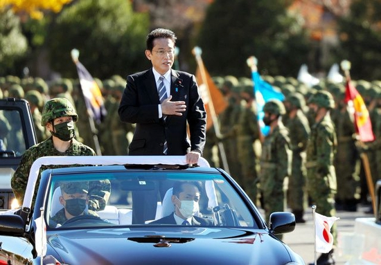 资料图:2021年11月27日，日本首相岸田文雄视察自卫队。 （图/朝日新闻）