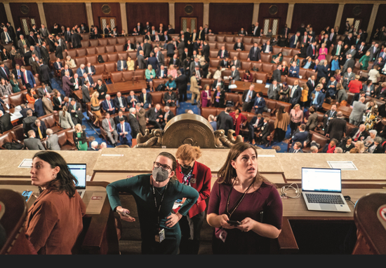 · 　　1月4日，美国国会大厦内，记者等待着议长选举投票结果。