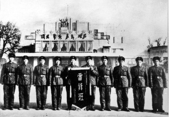  1963年1月7日，国防部命名雷锋生前所在的原沈阳军区工兵某团运输连二排四班为“雷锋班”，图为“雷锋班”称号命名大会后，“雷锋班”战士合影