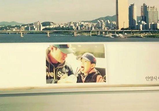 ·韩国麻浦大桥上贴着温馨的家庭照片,以此规劝轻生者。