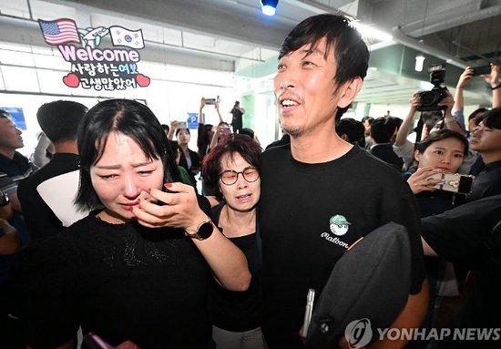 获释的韩国工人与家属相拥而泣 韩联社