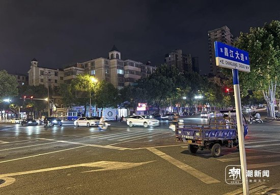  在该路口等红绿灯时，廖某宇和同车人发生口角。潮新闻记者 于诗奇 摄