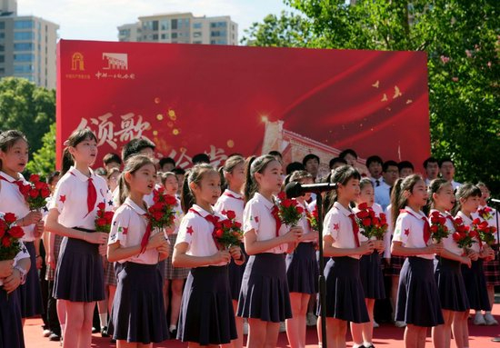 2025年7月1日，学生们在中共一大纪念馆前合唱《没有共产党就没有新中国》。新华社记者 刘颖 摄