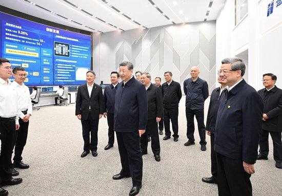  △2026年3月23日，习近平总书记在河北雄安新区中国华能集团有限公司考察时，同企业员工亲切交流。