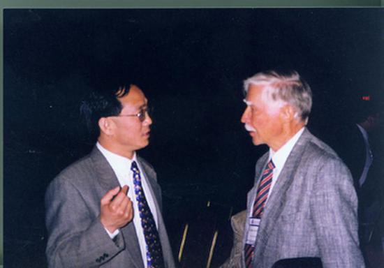 ▲1999年，李勇杰教授与功能神经外科先驱瑞典医生-LV-Laitinen交流。