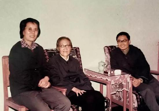 段存华（左）及当年理论组的同事与王承书（中）合影。