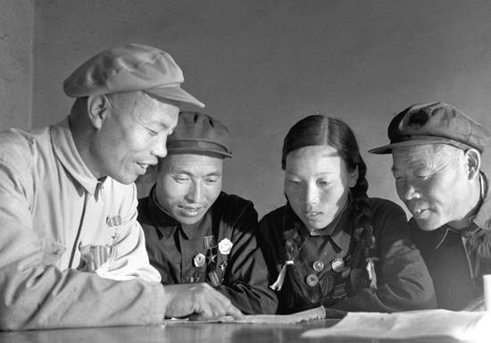 1954年7月，出席山西省平顺县第一届第一次人民代表大会会议的代表们，以欢欣的心情，讨论中华人民共和国宪法草案。自左至右：李顺达、郭玉恩、申纪兰、武侯梨。新华社发