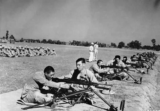  （图为美军顾问培训中国军人）