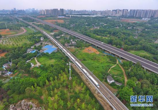  7月22日，高铁列车在成渝客专铁路线上行驶（无人机照片）。新华社记者 刘坤 摄