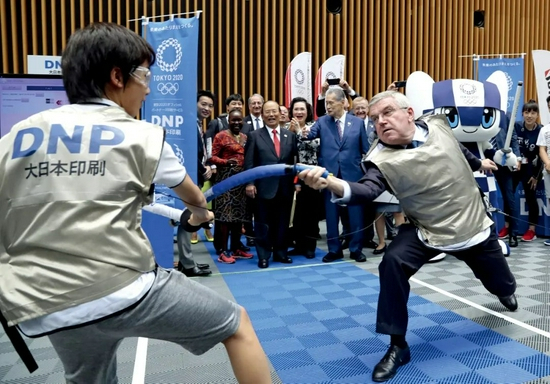 　　2019年7月24日，在2020年东京奥运会倒计时一周年之际，东京奥组委举办奥运项目体验活动。参与者可以在活动现场以多种方式体验东京奥运会体育项目，并与运动员、吉祥物互动。国际奥委会主席巴赫（右）在活动现场体验击剑项目。图/新华