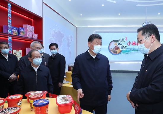 2021年4月26日，总书记在柳州螺蛳粉生产集聚区，了解螺蛳粉生产情况。