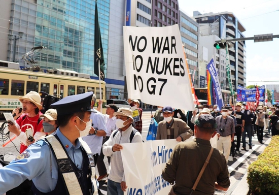  5月14日，在日本广岛街头，日本民众举着“不要战争、不要核武器、不要G7”等标语，强烈抗议七国集团（G7）峰会将在广岛召开。新华社记者杨光摄