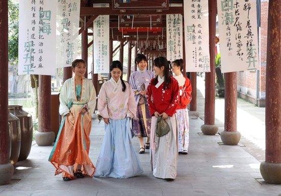 2023年3月，湾底村举办的老街花朝节活动，吸引了不少民俗爱好者前来感受传统文化魅力。受访者供图
