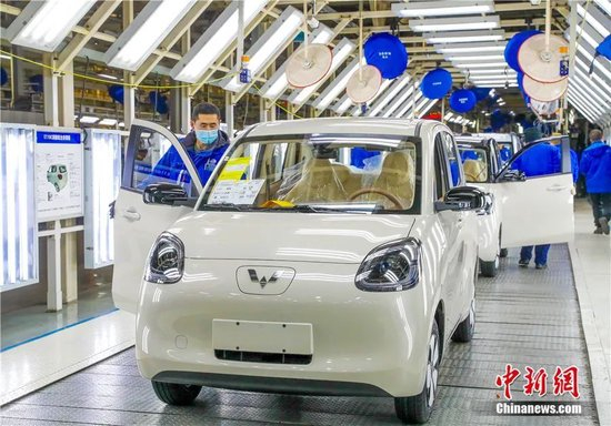  2025年2月5日，是2025年春节假期结束后的首个工作日，位于山东青岛的一家新能源汽车生产车间内一派繁忙。中新社发 张进刚 摄