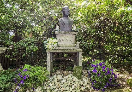 这是8月7日在位于德国海德堡的约翰·拉贝交流中心拍摄的拉贝雕像。新华社记者 张帆 摄