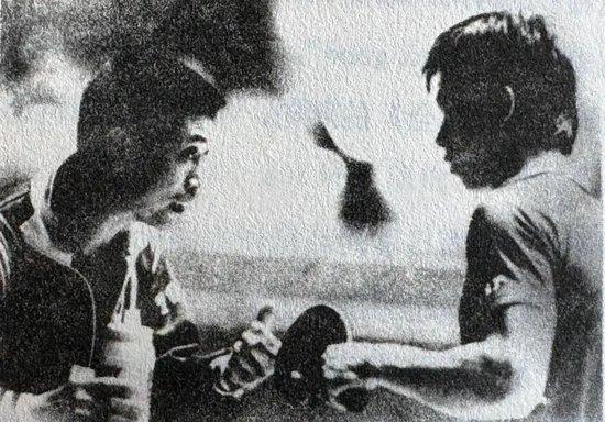 　1983年第37届世乒赛，庄家富（左）为参加男单比赛的蔡振华做临场指导。
