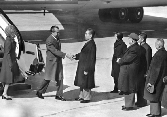  资料图：1972年2月21日，时任美国总统尼克松到达北京。新华社发