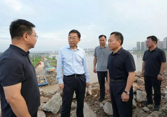  李国英（右二）查勘贾鲁河溃⼝堤段，研究险情处置方案。图源：中国水利