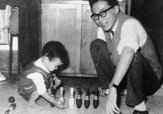图/李敖和幼年的李文。