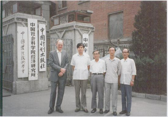 　　20世纪90年代的月坛北小街2号院门前，合影者：左起：大卫·沃尔（英国经济学家）、袁钢明、董辅礽、赵人伟、林泉水。图片来源：赵人伟藏照片