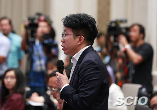 凤凰卫视记者提问（焦非 摄）