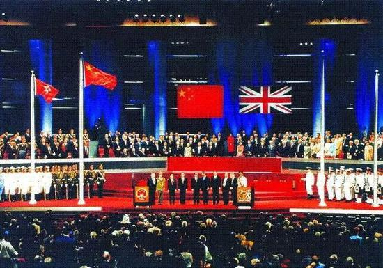  （图：1997年7月1日，香港正式回归祖国。当日零时，五星红旗飘扬在香港上空。）