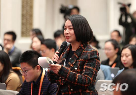 中央广播电视总台央视新闻中心记者提问（赵一帆 摄）