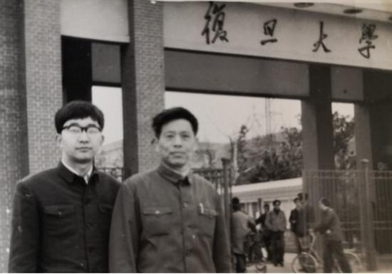图片说明：1983年初，作者（左）与造访新闻系的武汉大学新闻系系主任吴肇荣合影