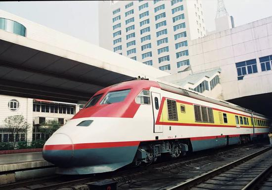  图为NYJ1型单层内燃动车组，该型动车组首批两列也“落户”南昌铁路局
