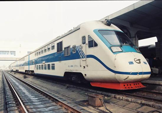  图为DMU型双层内燃动车组停靠南昌站