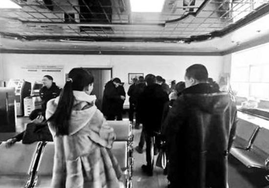  12月14日，华北某县级市的一家工商银行周六日营业，加班办理ETC业务供图/新华社