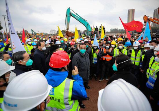 　　由李克强总理任组长的中央应对疫情工作领导小组成立后，多次开会研究部署疫情防控工作。大年初三，受习近平总书记委托，李克强总理深入武汉医院、工地，考察指导疫情防控工作，看望慰问患者和奋战在一线的医护人员。新华社记者&nbsp;摄