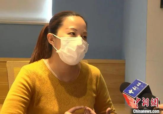 竹内亮的妻子赵萍向记者介绍两人在南京的创业历程。　葛勇　摄