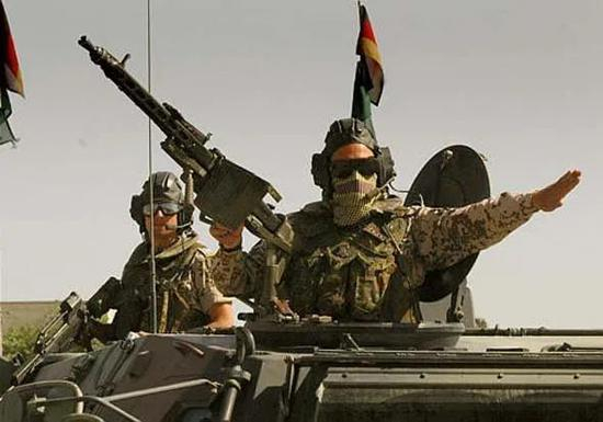 一名坦克兵在军演中行纳粹礼